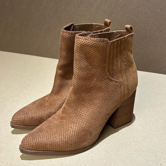 Indigo Rd. Tan Faux Suede Women Booties Size 8 - Picture 2 of 13